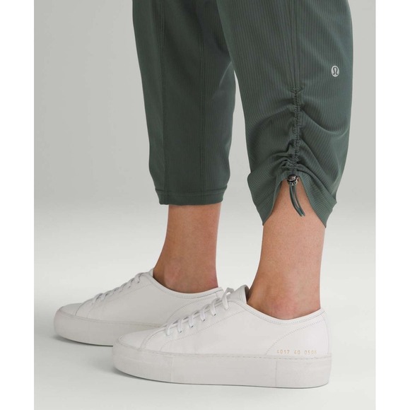116 Lululemon Dance Studio Mid Rise Cropped Pant - Picture 3 of 12